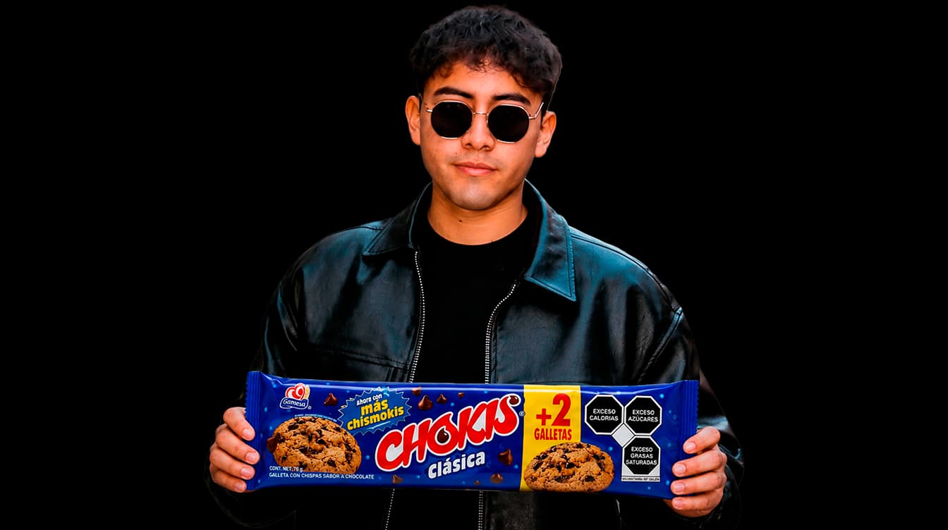 Persona sosteniendo un paquete de Chismokis